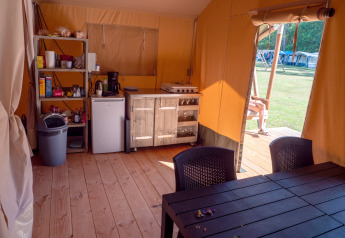 Innenraum eines Safarizelts mit Küche und Tisch auf dem Recreatiepark de Wrange in den Niederlanden.
