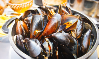 Una olla de mejillones frescos servidos como especialidad típica cerca de Meliskerke, en Zeeland, Países Bajos.