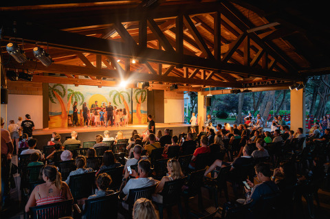 Publiek kijkt naar een familieshow op een openluchtpodium in Bi Village vakantiepark, Istrië, Kroatië.