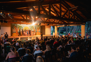 Toeschouwers genieten van een familieshow op het openluchtpodium in Bi Village vakantiepark, Istrië, Kroatië.