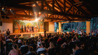 El público disfruta de un espectáculo familiar al aire libre en Bi Village, un parque vacacional en Istria, Croacia.