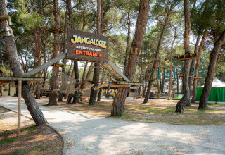 Entrada al Jangalooz Adventure Park en Bi Village, un parque de vacaciones en Istria, Croacia, con circuitos elevados en los árboles.