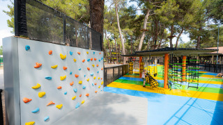 Parque infantil colorido con muro de escalada y circuito de obstáculos en Bi Village, Istria, Croacia.