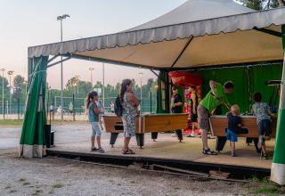 Mensen spelen tafelvoetbal onder een tent in vakantiepark Bi Village in Istrië, Kroatië.