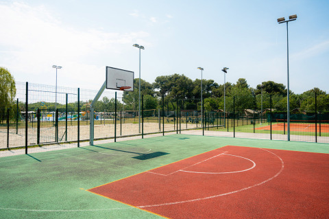Canchas deportivas al aire libre en Bi Village Holiday Park, Istria, Croacia, con zonas de baloncesto y tenis.