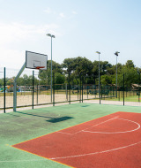 Canchas deportivas al aire libre en Bi Village Holiday Park, Istria, Croacia, con zonas de baloncesto y tenis.