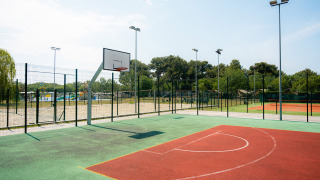 Canchas deportivas al aire libre en Bi Village Holiday Park, Istria, Croacia, con zonas de baloncesto y tenis.