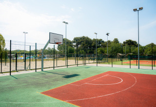 Buiten sportvelden bij Bi Village Holiday Park, Istrië, Kroatië, met basketbal- en tennisfaciliteiten.