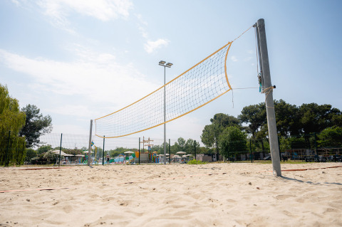 Cancha de vóley de arena en Bi Village, parque vacacional en Istria, Croacia, bajo un cielo soleado.