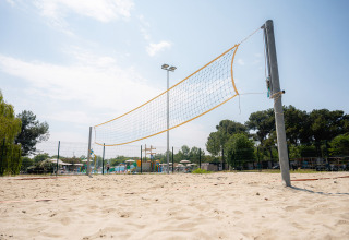 Zandvolleybalterrein in het Bi Village vakantiepark in Istrië, Kroatië, onder een heldere zonnige lucht.