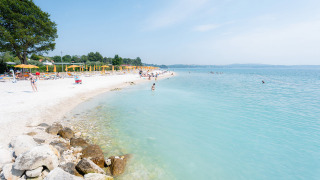 Playa de aguas cristalinas y sombrillas en Bi Village, un parque vacacional en Istria, Croacia.