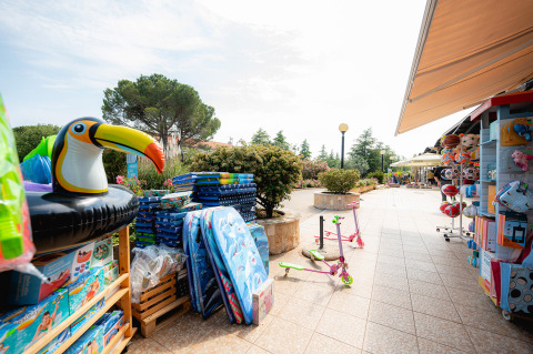 Legetøjs- og badeartikler udenfor en butik i Bi Village feriepark, Istrien, Kroatien, på en solrig dag.