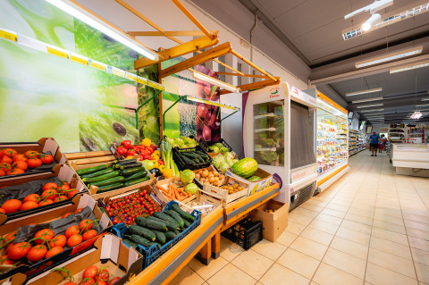 Supermercado en Bi Village, parque de vacaciones en Istria, Croacia, con verduras frescas y productos fríos.