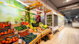 Supermercado en Bi Village, parque de vacaciones en Istria, Croacia, con verduras frescas y productos fríos.