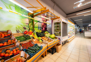 Supermercado en Bi Village, parque de vacaciones en Istria, Croacia, con verduras frescas y productos fríos.