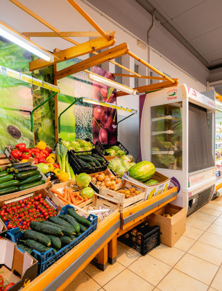 Supermercado en Bi Village, parque de vacaciones en Istria, Croacia, con verduras frescas y productos fríos.