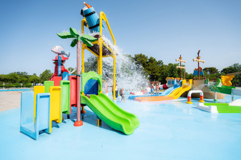 Colorido parque acuático con toboganes y juegos de agua para niños en Bi Village, Istria, Croacia.