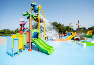 Bunte Wasser-Spielplatz mit Rutschen und Spritzbrunnen für Kinder im Bi Village, Istrien, Kroatien.