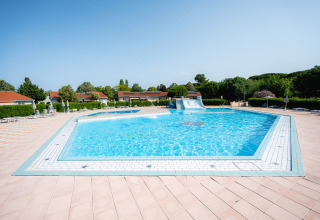 Piscina al aire libre con tobogán en el parque vacacional Bi Village en Istria, Croacia, en un día soleado.