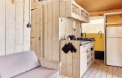 Interieur van een safaritent bij Villatent Outback in Bi Village, Kroatië, met keuken en bank.