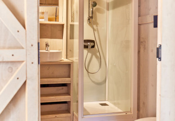 Badezimmer im Safari-Zelt Villatent Outback im Bi Village, Kroatien, mit Dusche, WC und Waschbecken.