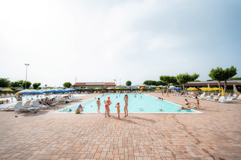 Des familles se détendent autour de la piscine du Campeggio del Garda, un village vacances en Vénétie, Italie.