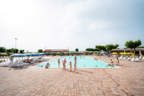 Des familles se détendent autour de la piscine du Campeggio del Garda, un village vacances en Vénétie, Italie.
