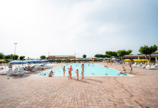 Des familles se détendent autour de la piscine du Campeggio del Garda, un village vacances en Vénétie, Italie.