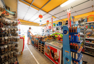 Negozio del Campeggio del Garda, Veneto, Italia, con souvenir, creme solari, snack e articoli da spiaggia.
