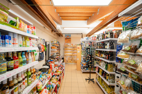 Vista interior de una tienda de comestibles bien surtida en Campeggio del Garda, Veneto, Italia.