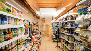 Vista interior de una tienda de comestibles bien surtida en Campeggio del Garda, Veneto, Italia.