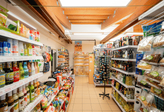 Innenaufnahme eines gut sortierten Supermarkts im Campeggio del Garda Ferienpark in Venetien, Italien.