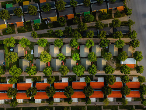 Foto aérea de cabañas coloridas y árboles en Campeggio del Garda, un parque vacacional en Véneto, Italia.