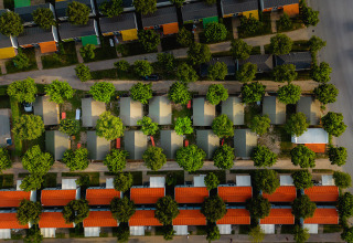 Foto aérea de cabañas coloridas y árboles en Campeggio del Garda, un parque vacacional en Véneto, Italia.