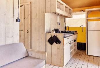 Interieur van een safaritent, Villatent Outback, bij Campeggio del Garda in Italië met houten meubilair.