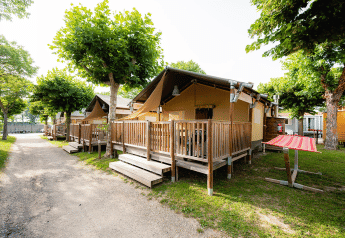 Safaritent Villatent Outback op Campeggio del Garda in Italië met houten terras en kleurrijke hangmat buiten.