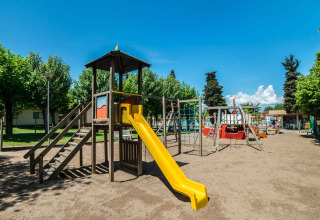 Speelplein met glijbaan en speelinfrastructuur in vakantiepark Campeggio Gasparina, Veneto, Italië.