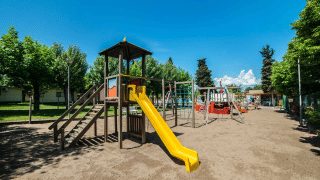 Parque infantil con tobogán y estructuras de juego en Campeggio Gasparina en Véneto, Italia.