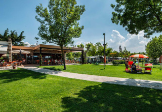 Buiten zitplaatsen en groene grasvelden bij Campeggio Gasparina vakantiepark in Veneto, Italië op een zonnige dag.