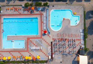 Luftaufnahme von Pools und Liegestühlen im Campeggio Gasparina, einer Ferienanlage in Venetien, Italien.