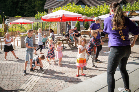 Bambini partecipano ad attività organizzate all'aperto al Camping 't Geuldal, parco vacanze in Limburgo, Paesi Bassi.