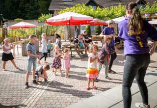 Bambini partecipano ad attività organizzate all'aperto al Camping 't Geuldal, parco vacanze in Limburgo, Paesi Bassi.