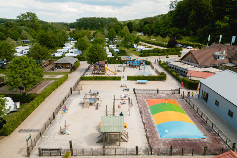 Vista aérea del Camping 't Geuldal en Limburg, Países Bajos, con parque infantil y zonas de acampada.