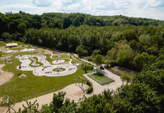 Luchtfoto van een speeltuin in het groen bij Camping 't Geuldal vakantiepark in Limburg, Nederland.