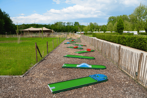 Campo da minigolf al Camping 't Geuldal, parco vacanze immerso nel verde a Limburgo, Paesi Bassi.