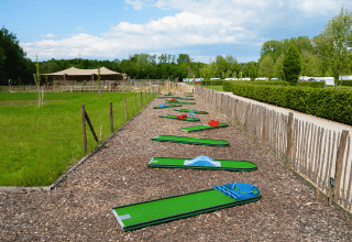 Campo da minigolf al Camping 't Geuldal, parco vacanze immerso nel verde a Limburgo, Paesi Bassi.