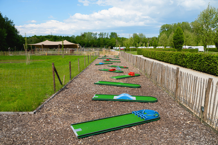 Minigolfplatz auf Camping 't Geuldal, einem Ferienpark in Limburg, Niederlande, umgeben von Natur.