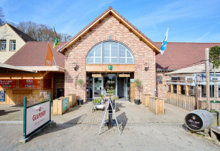 Ingang van Camping 't Geuldal vakantiedomein in Limburg, Nederland, met terras en duidelijke bewegwijzering.