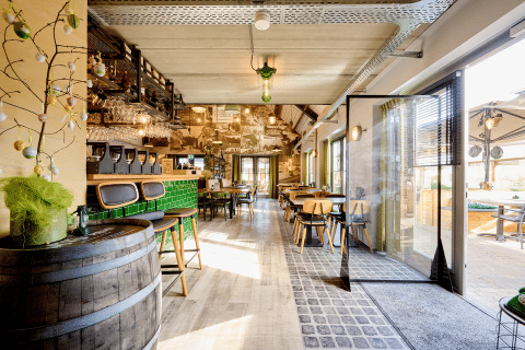Intérieur moderne et lumineux d’un restaurant avec bar vert au Camping 't Geuldal, Limbourg, Pays-Bas.