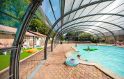 Overdækket swimmingpoolområde med familier, solbadning og børn, Camping Au Clos de La Chaume, Grand Est, Frankrig.